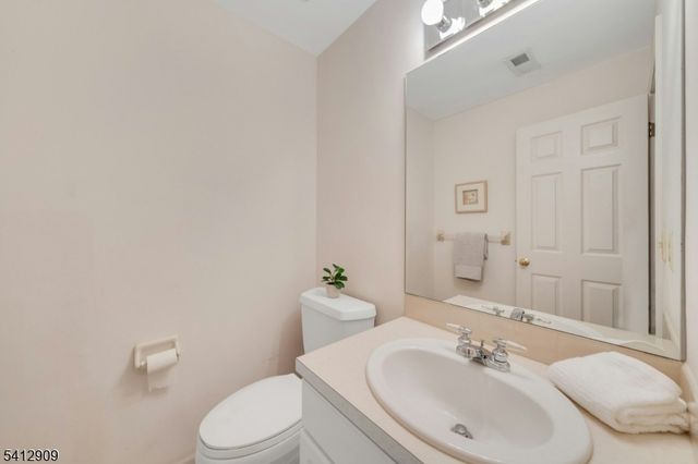 30 Clements Ct, Roseland Boro, NJ 07068