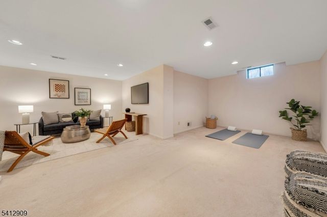 30 Clements Ct, Roseland Boro, NJ 07068