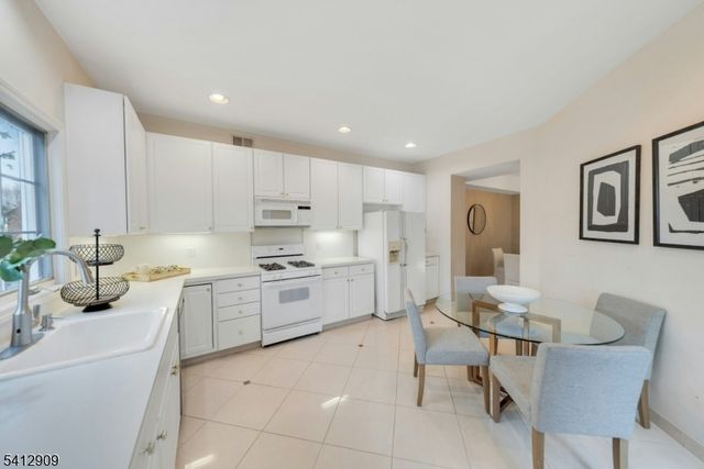 30 Clements Ct, Roseland Boro, NJ 07068