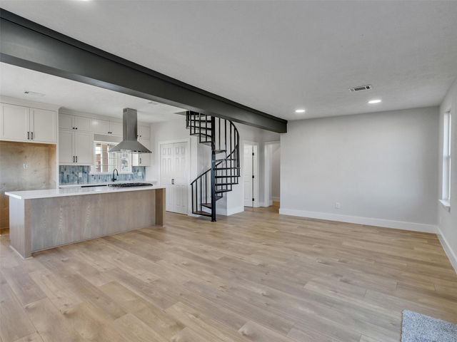 7016 Delesandri Drive, Hitchcock, TX 77563