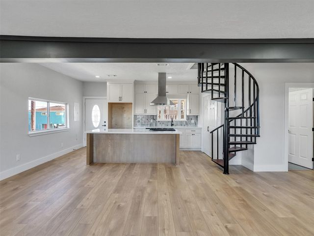 7016 Delesandri Drive, Hitchcock, TX 77563