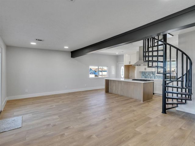 7016 Delesandri Drive, Hitchcock, TX 77563