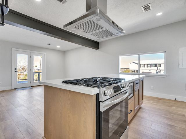 7016 Delesandri Drive, Hitchcock, TX 77563