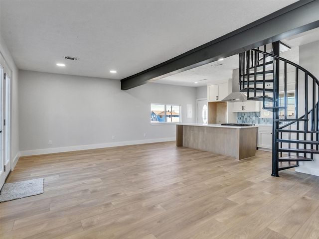 7016 Delesandri Drive, Hitchcock, TX 77563