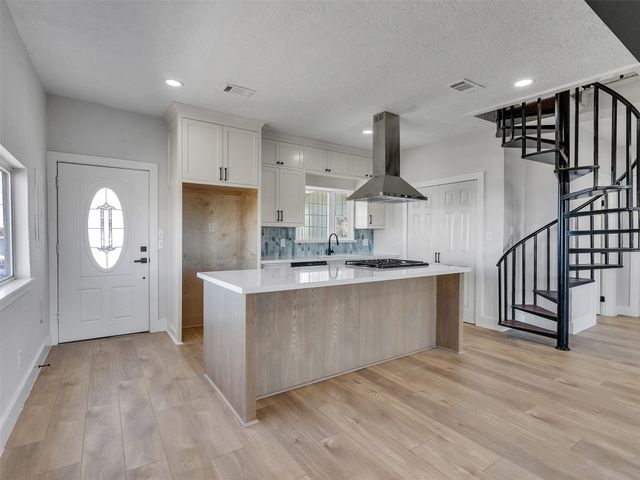 7016 Delesandri Drive, Hitchcock, TX 77563