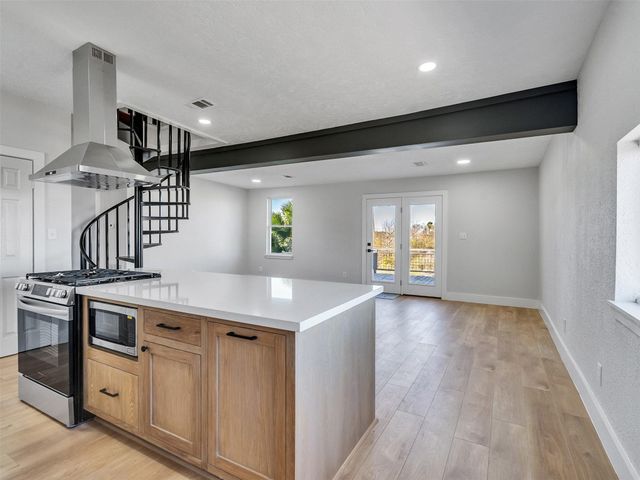 7016 Delesandri Drive, Hitchcock, TX 77563