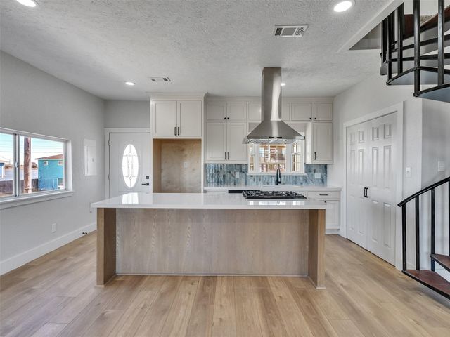 7016 Delesandri Drive, Hitchcock, TX 77563