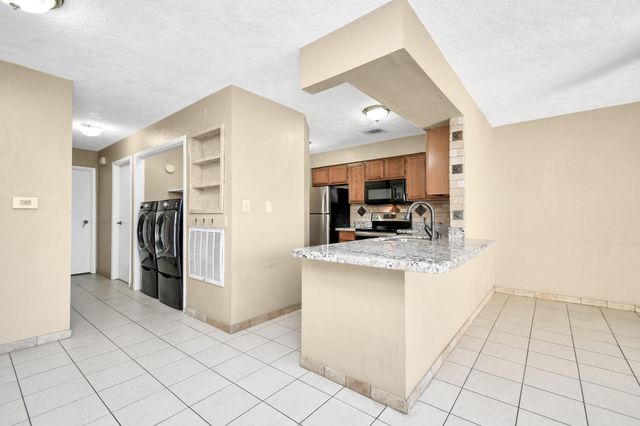 2501 Gulf Freeway 250D, Dickinson, TX 77539