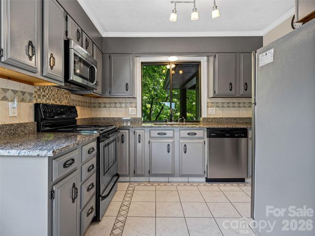 128 Country Ridge Road, Hendersonville, NC 28739