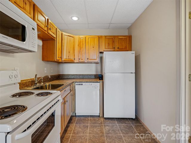 128 Country Ridge Road, Hendersonville, NC 28739