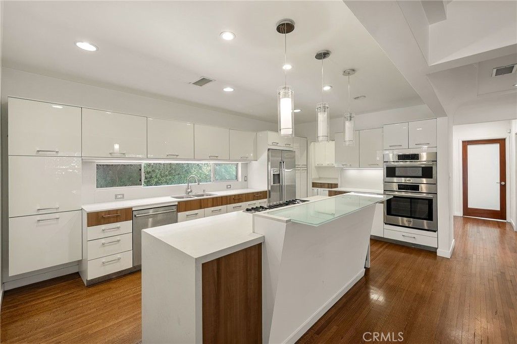 Image 7 of property listing at 2511 Granville, Los Angeles, CA 90064