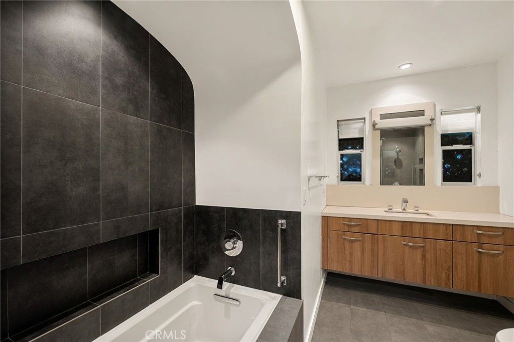 Image 8 of property listing at 2511 Granville, Los Angeles, CA 90064