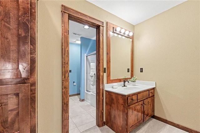18890 W 252 nd Street, Paola, KS 66071
