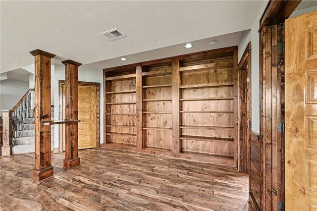 18890 W 252 nd Street, Paola, KS 66071