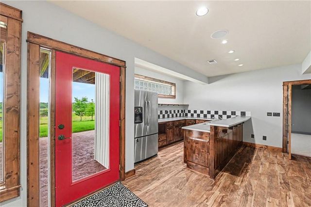 18890 W 252 nd Street, Paola, KS 66071