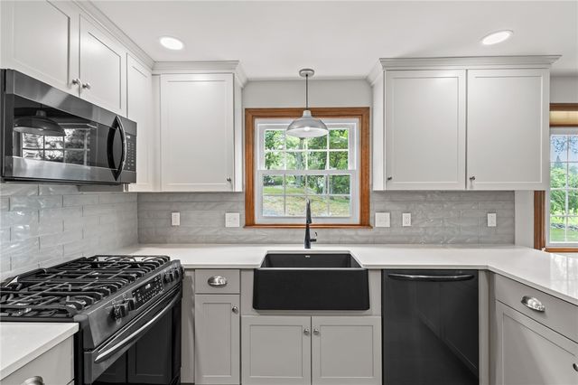 157 Tara Lane, Woonsocket, RI 02895