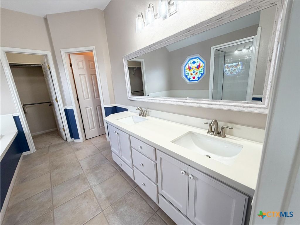 Image 12 of property listing at Address unavailable.