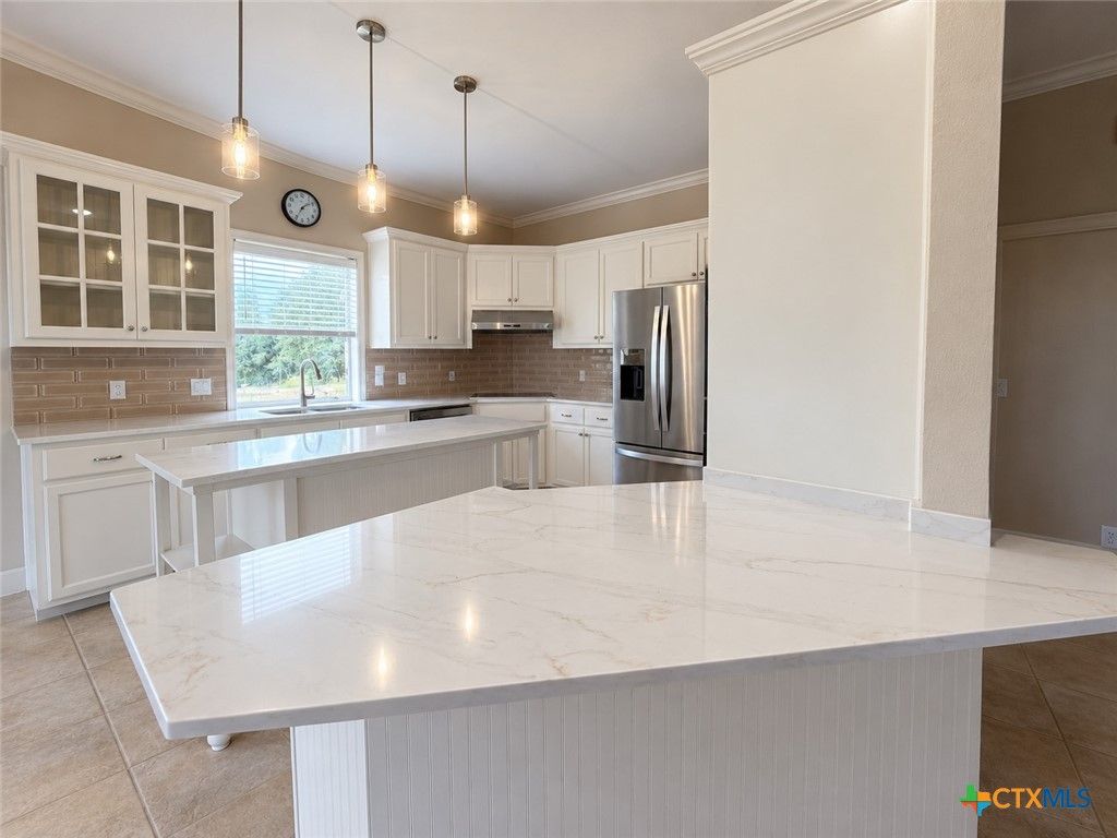 Image 6 of property listing at Address unavailable.