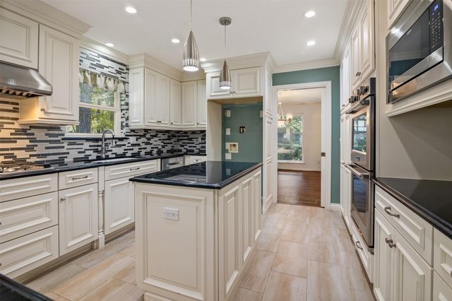 15211 Rainhollow Drive, Houston, TX 77070