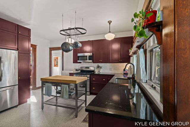 62 W 11th Street, Holland City, MI 49423