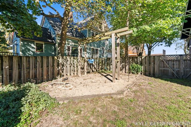62 W 11th Street, Holland City, MI 49423