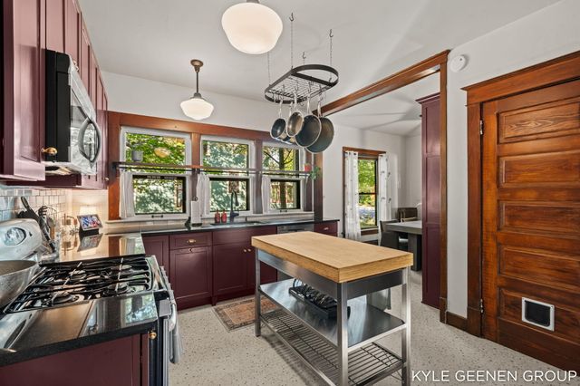 62 W 11th Street, Holland City, MI 49423