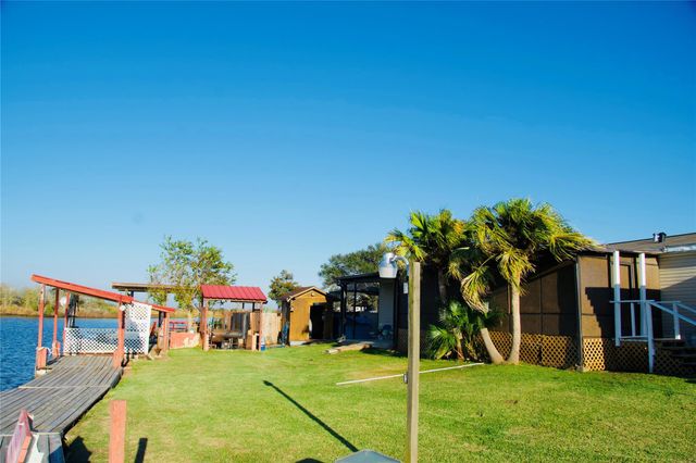 627 Port Road, Angleton, TX 77515