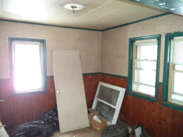 2263 E Maple Avenue, Burton, MI 48529