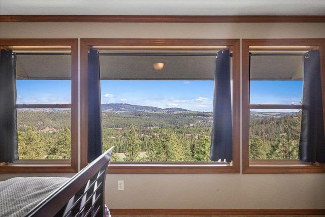 305 W Viewmont Ln, Spokane, WA 99224