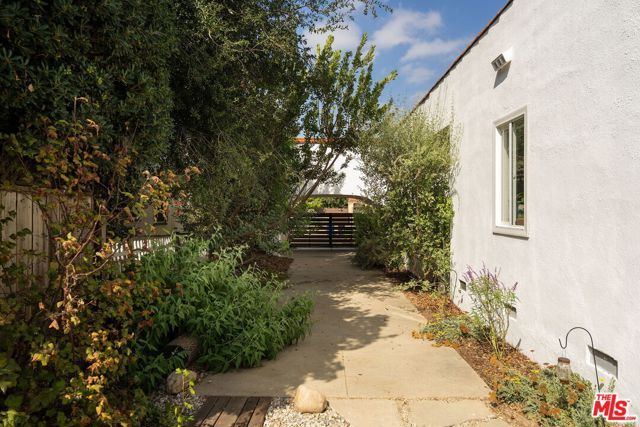 3536 West Boulevard, Los Angeles, CA 90016