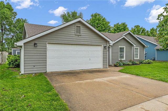 1010 Home Circle, Lawrence, KS 66046