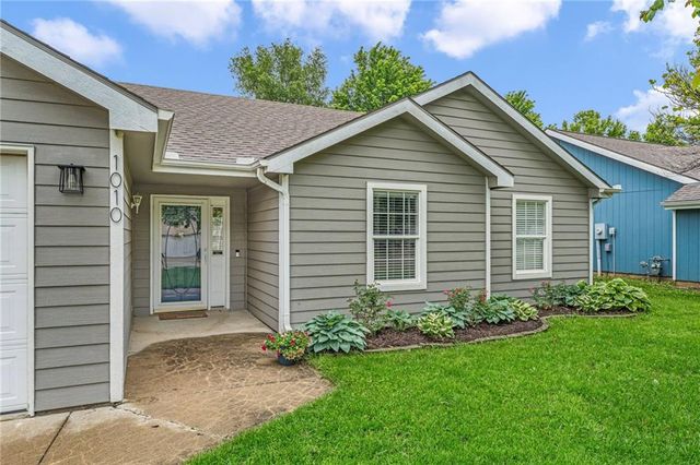 1010 Home Circle, Lawrence, KS 66046