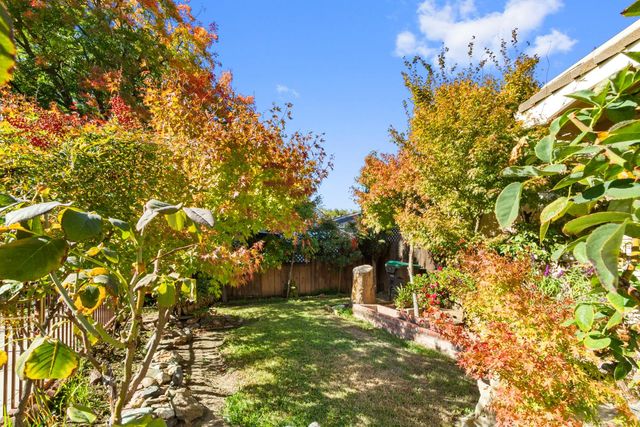 1037 W Magnolia St, Stockton, CA 95203