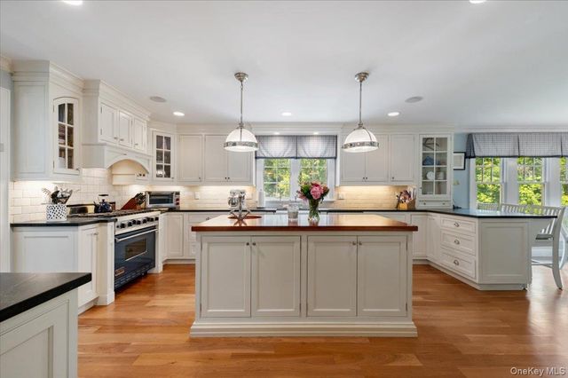 5 Fox Hunt Court, Cold Spring Harbor, NY 11724