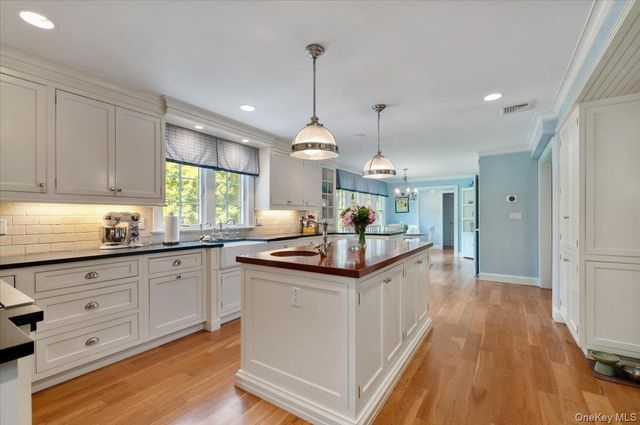 5 Fox Hunt Court, Cold Spring Harbor, NY 11724
