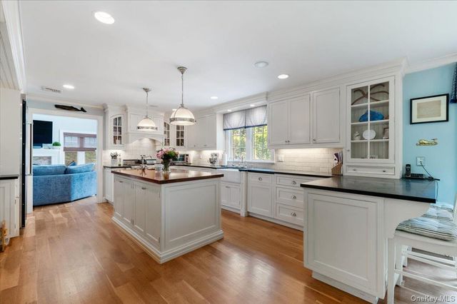 5 Fox Hunt Court, Cold Spring Harbor, NY 11724