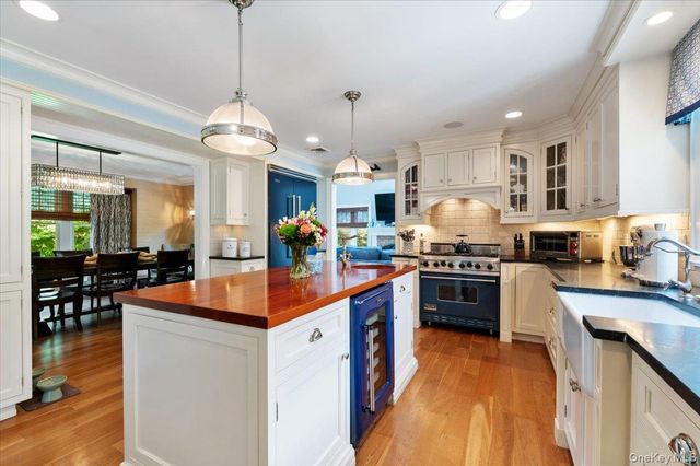 5 Fox Hunt Court, Cold Spring Harbor, NY 11724