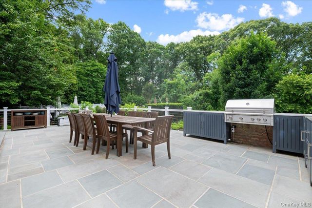 5 Fox Hunt Court, Cold Spring Harbor, NY 11724