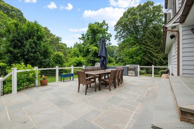 5 Fox Hunt Court, Cold Spring Harbor, NY 11724