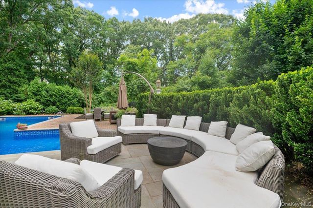 5 Fox Hunt Court, Cold Spring Harbor, NY 11724
