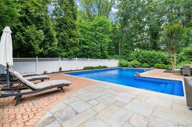 5 Fox Hunt Court, Cold Spring Harbor, NY 11724