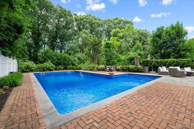 5 Fox Hunt Court, Cold Spring Harbor, NY 11724