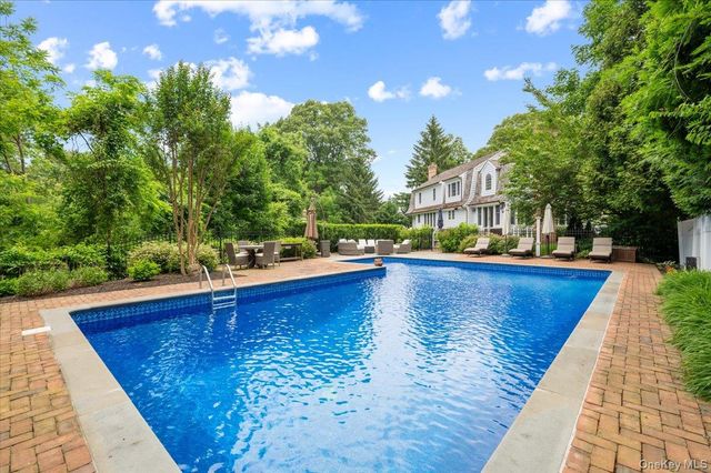 5 Fox Hunt Court, Cold Spring Harbor, NY 11724
