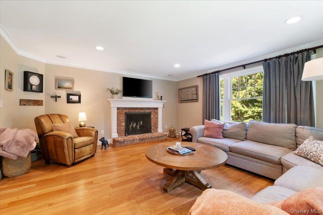 5 Fox Hunt Court, Cold Spring Harbor, NY 11724