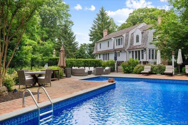 5 Fox Hunt Court, Cold Spring Harbor, NY 11724