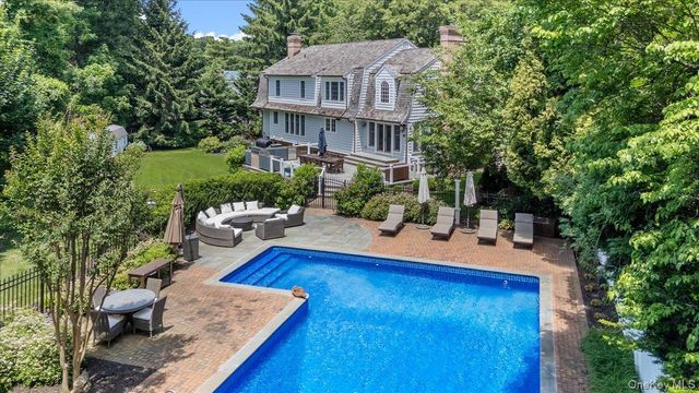 5 Fox Hunt Court, Cold Spring Harbor, NY 11724