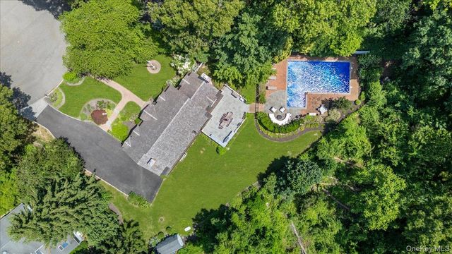 5 Fox Hunt Court, Cold Spring Harbor, NY 11724