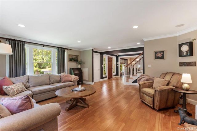 5 Fox Hunt Court, Cold Spring Harbor, NY 11724