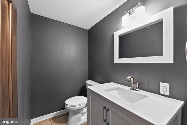 33 IVY LN, Cherry Hill, NJ 08002