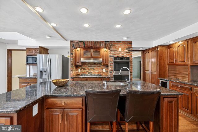 33 IVY LN, Cherry Hill, NJ 08002